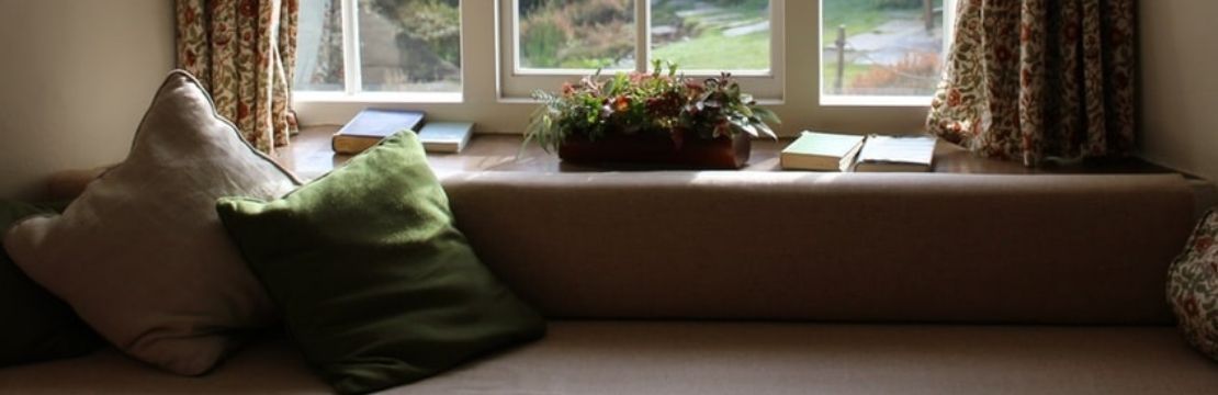 canapé et rideaux dans une chambre