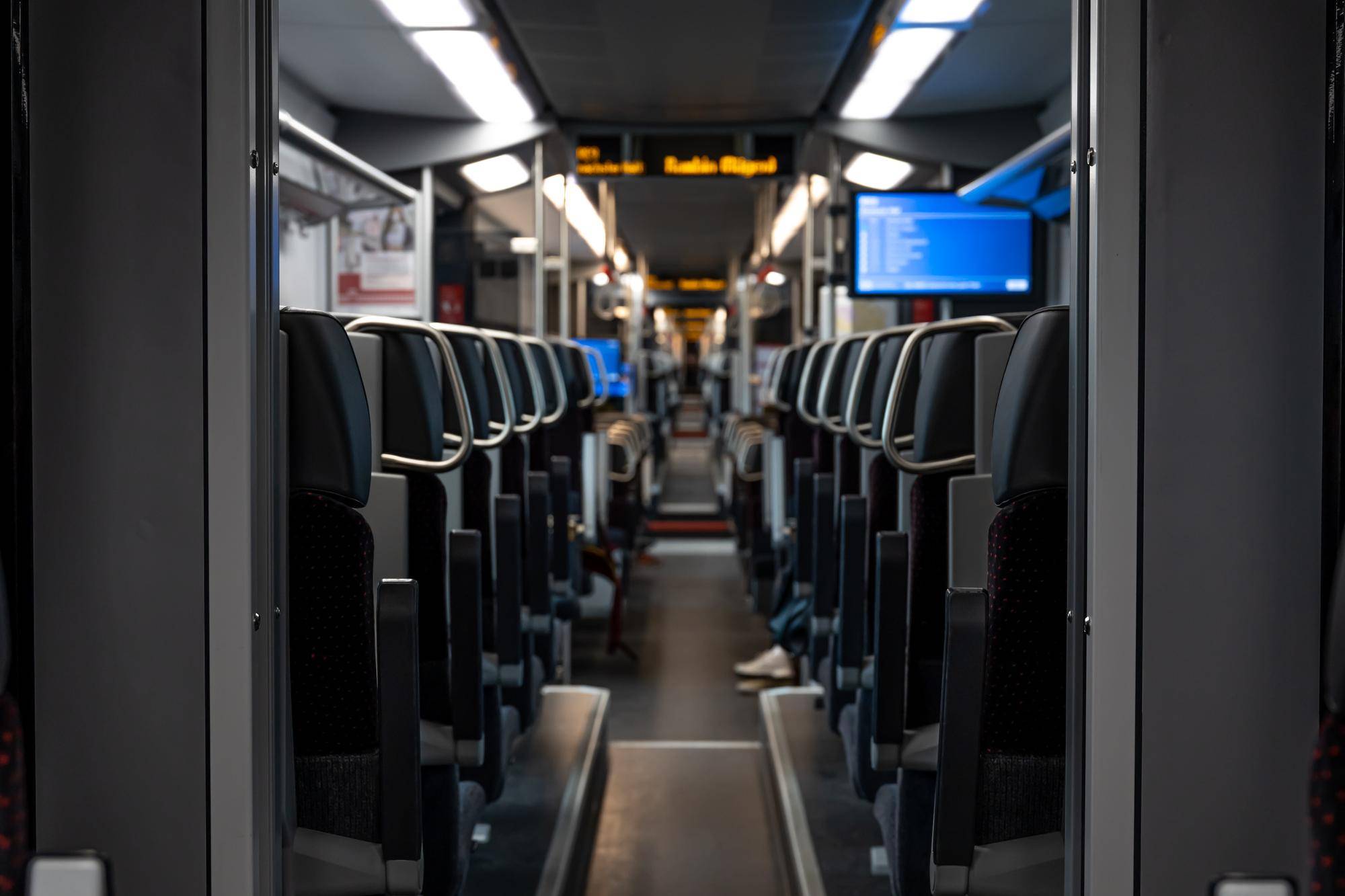 Sièges vides dans un train