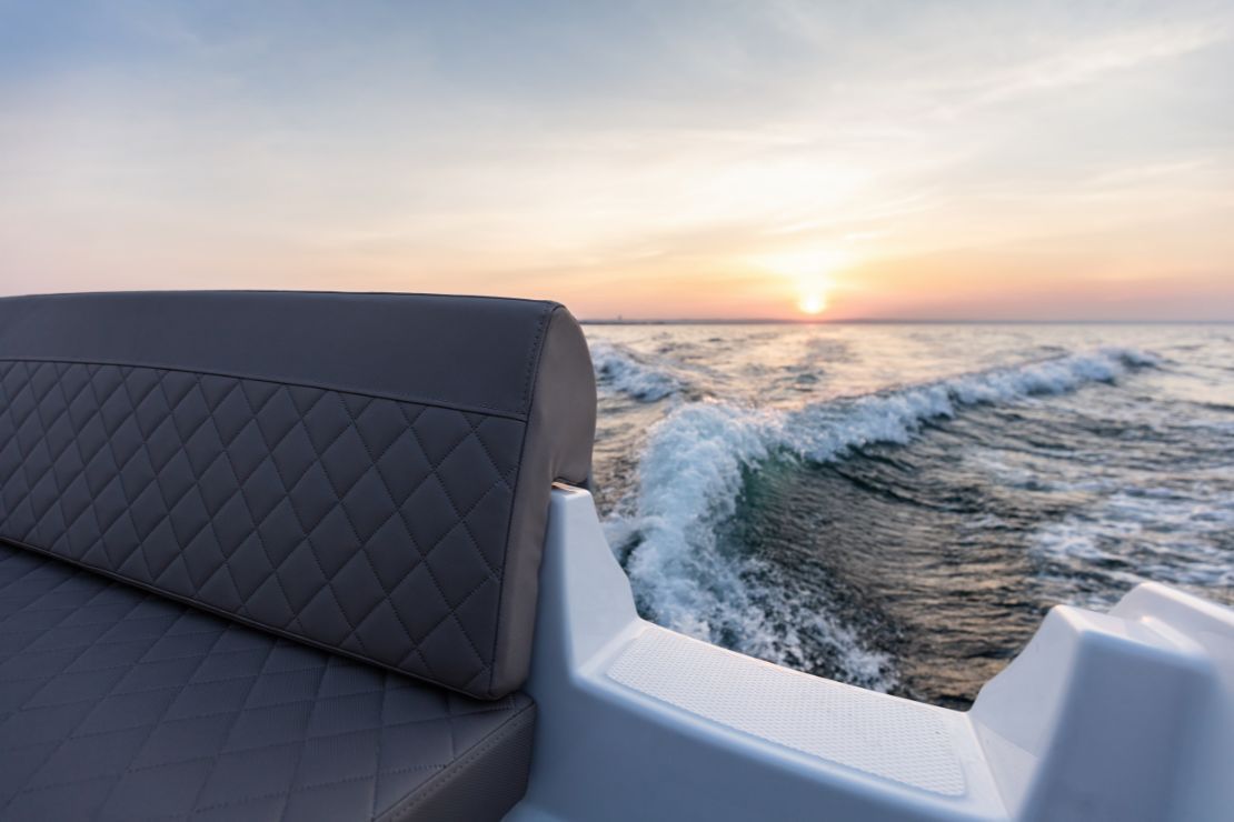 bateau avec tissu technique gris foncé et couché de soleil