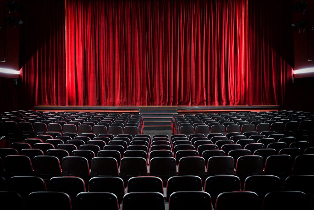 salle de théâtre vide et sombre